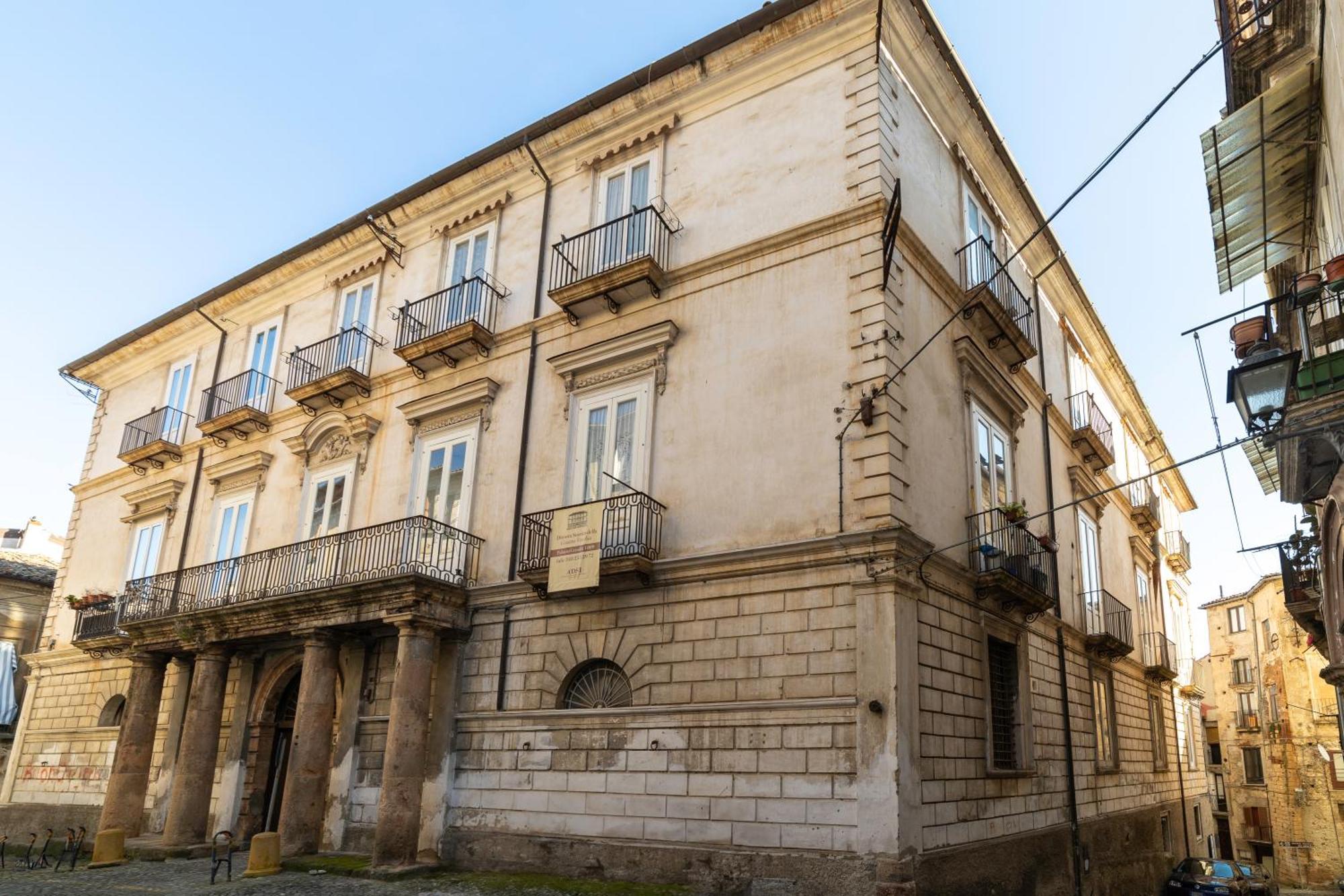 Dimora Storica Giostra Vecchia - Palazzo Grisolia 1809 Козенца Екстер'єр фото
