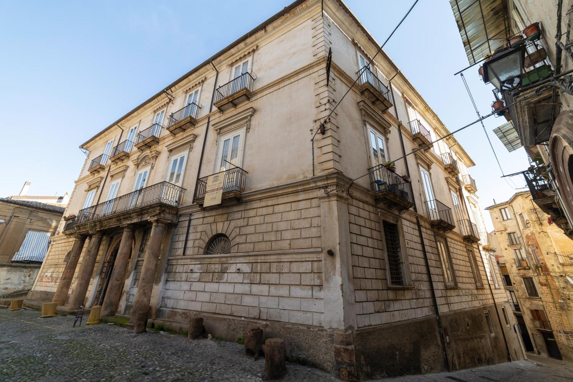 Dimora Storica Giostra Vecchia - Palazzo Grisolia 1809 Козенца Екстер'єр фото
